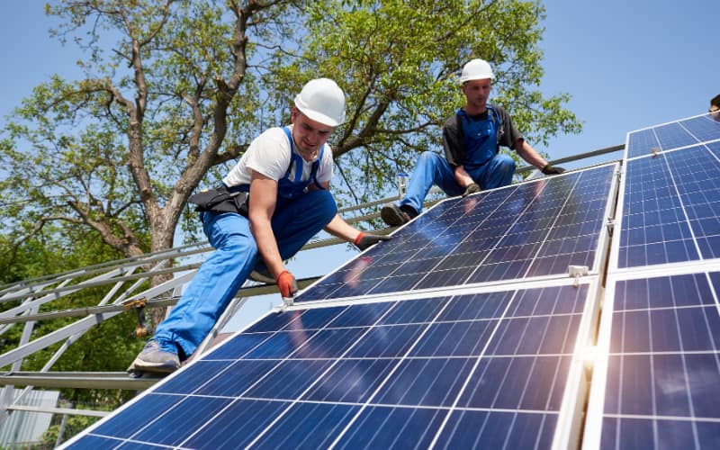 Empresas de energia solar: reduza custos na sua saúde financeira 